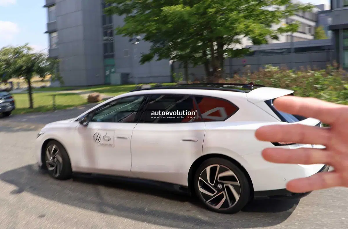 Volkswagen ID.7 Station Wagon, le foto spia finiscono quasi in rissa (8)