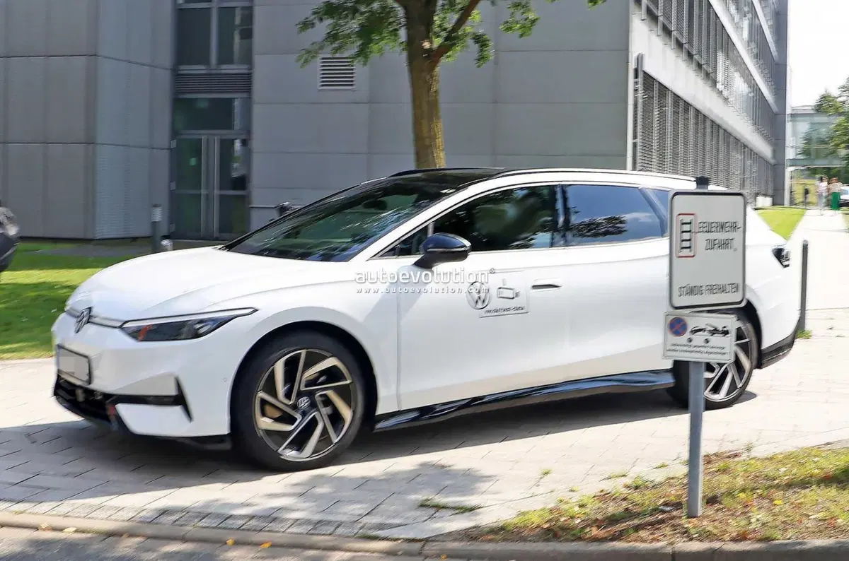 Volkswagen ID.7 Station Wagon, le foto spia finiscono quasi in rissa (9)