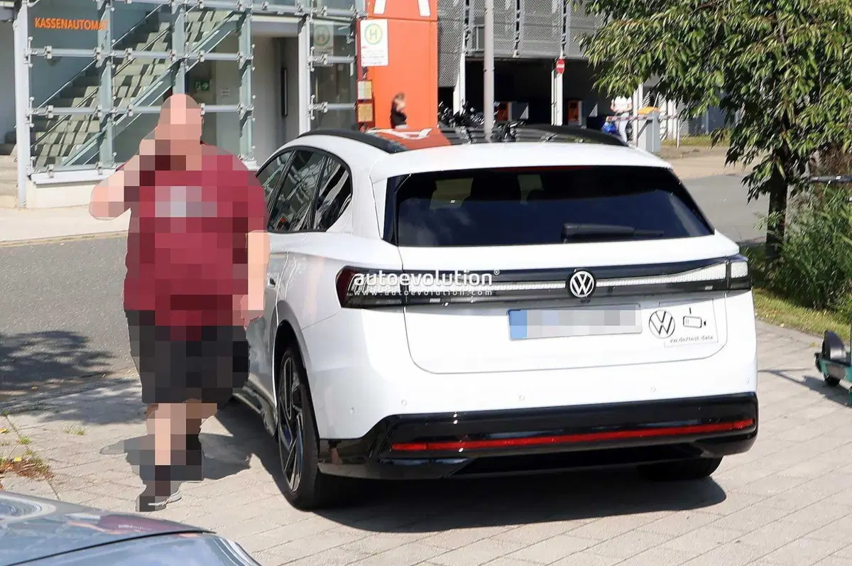Volkswagen ID.7 Station Wagon, le foto spia finiscono quasi in rissa (10)