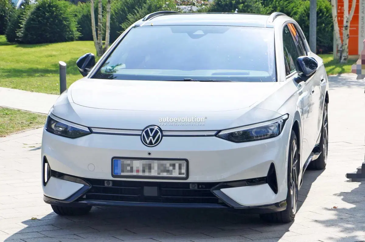 Volkswagen ID.7 Station Wagon, le foto spia finiscono quasi in rissa (11)