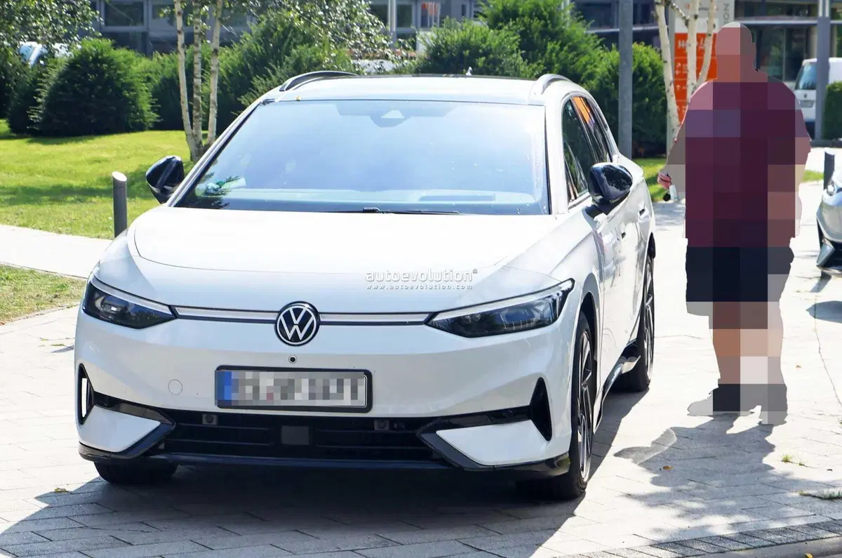 Volkswagen ID.7 Station Wagon, le foto spia finiscono quasi in rissa (12)