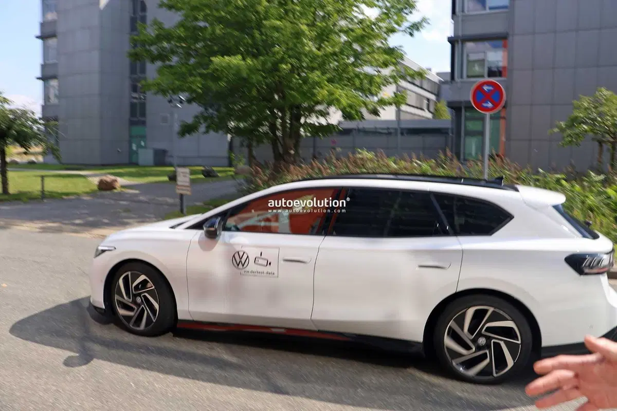 Volkswagen ID.7 Station Wagon, le foto spia finiscono quasi in rissa (13)
