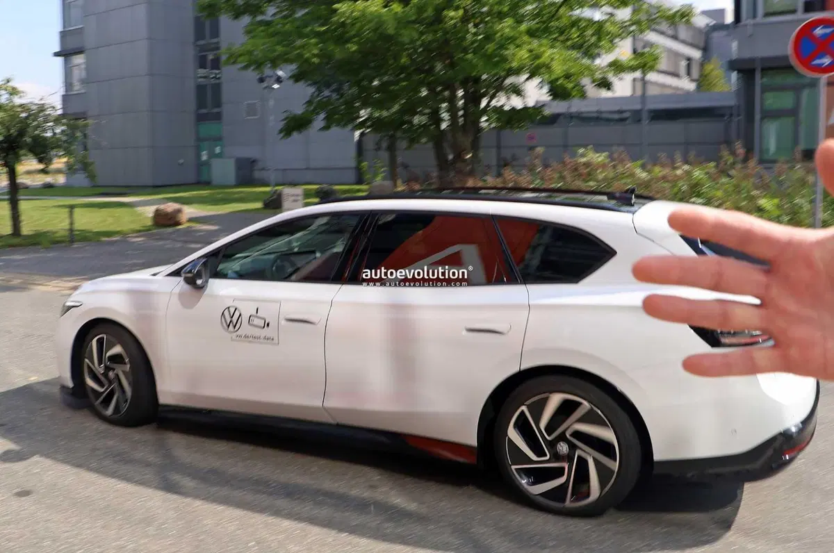 Volkswagen ID.7 Station Wagon, le foto spia finiscono quasi in rissa (14)