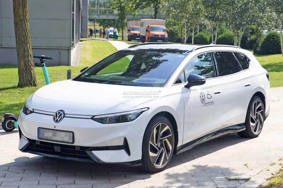 Volkswagen ID.7 Station Wagon, le foto spia finiscono quasi in rissa (15)