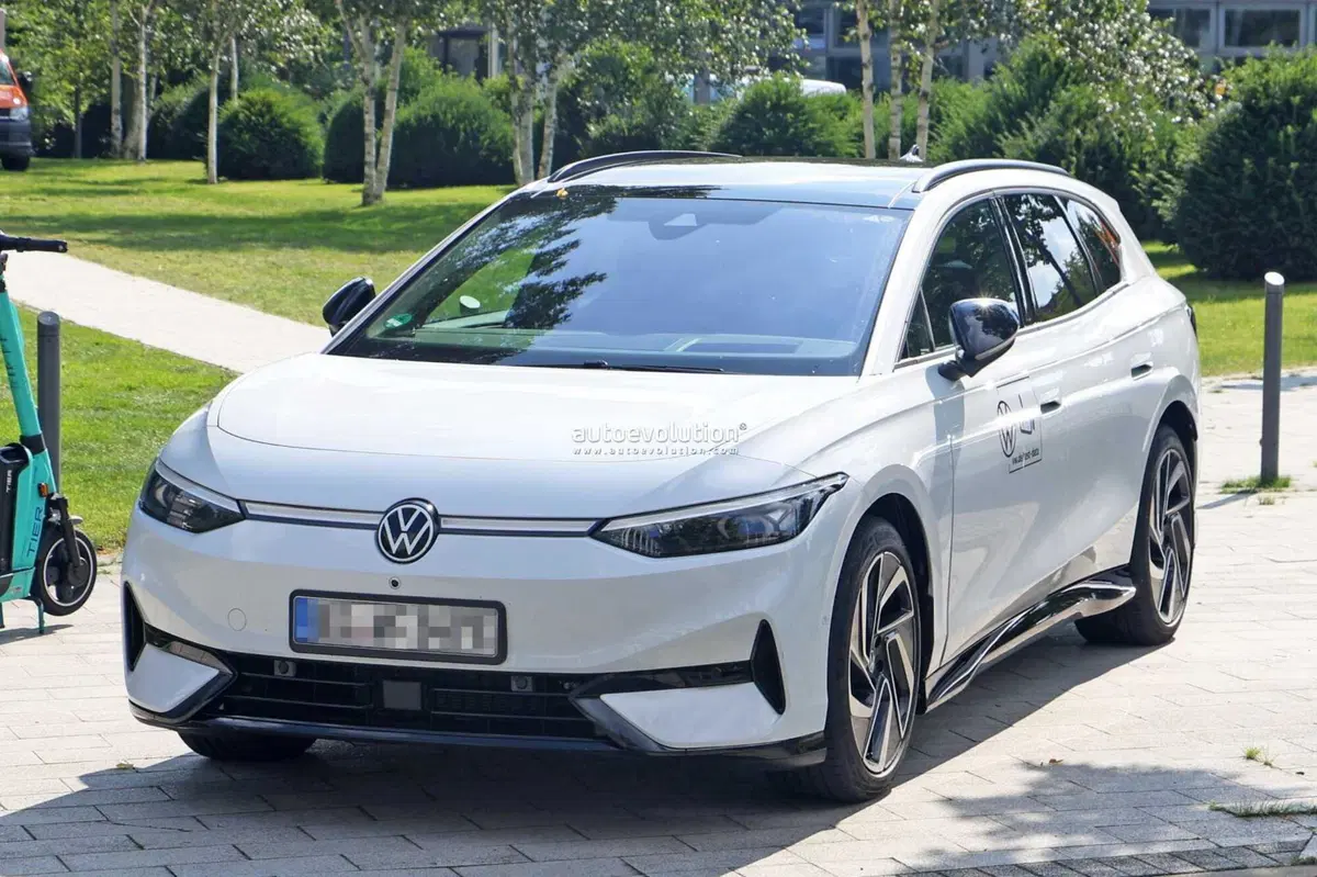 Volkswagen ID.7 Station Wagon, le foto spia finiscono quasi in rissa (2)