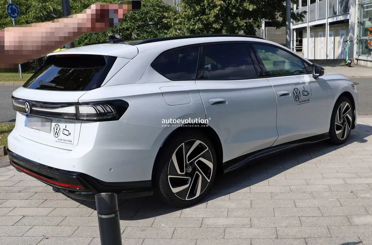 Volkswagen ID.7 Station Wagon, le foto spia finiscono quasi in rissa (16)