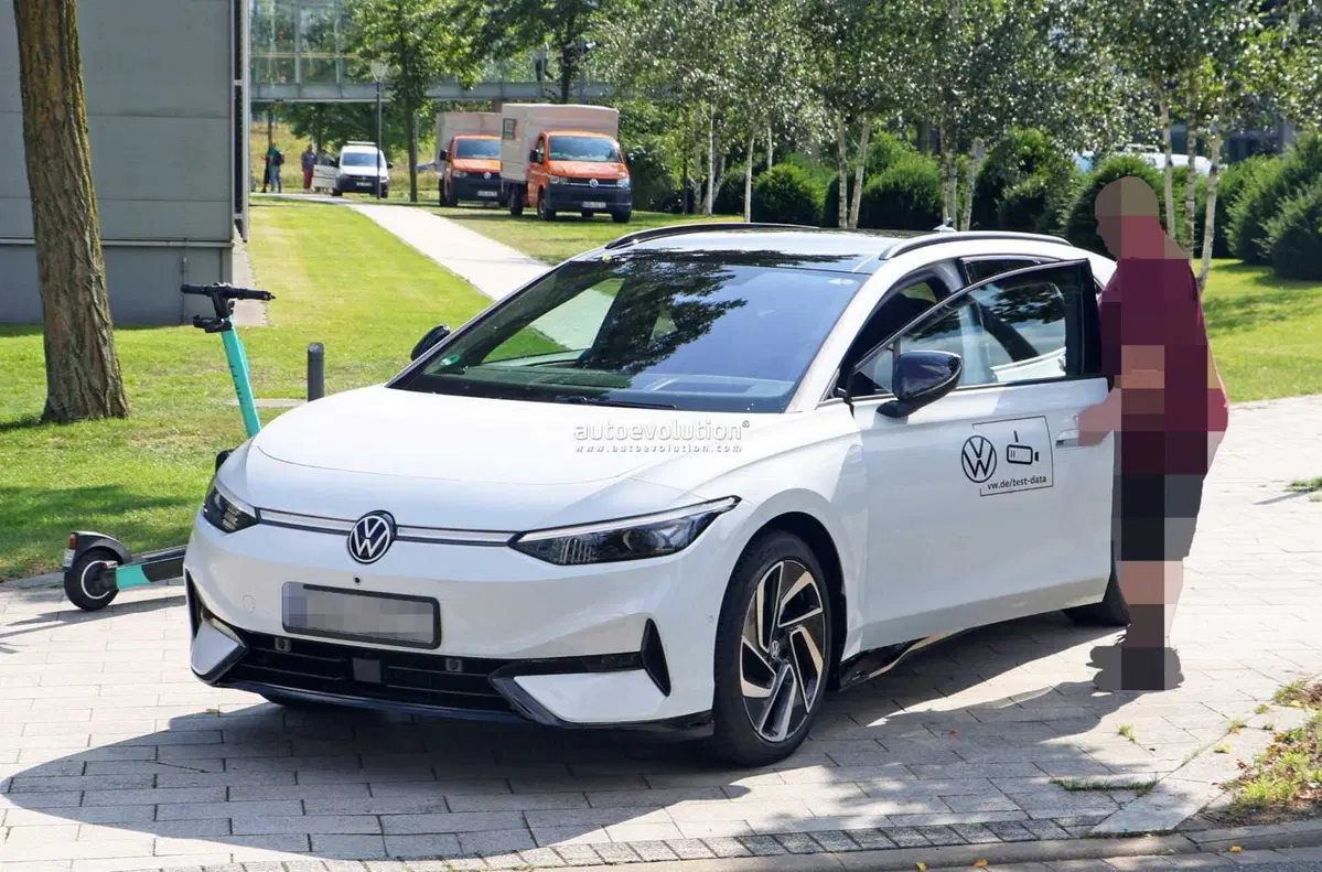 Volkswagen ID.7 Station Wagon, le foto spia finiscono quasi in rissa (17)