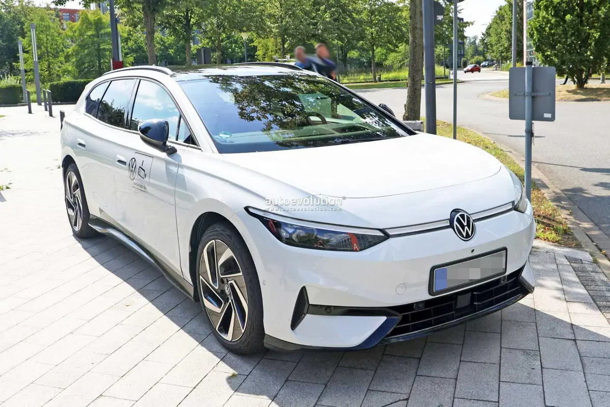 Volkswagen ID.7 Station Wagon, le foto spia finiscono quasi in rissa (18)
