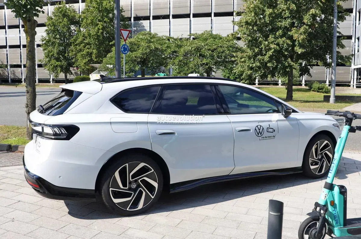 Volkswagen ID.7 Station Wagon, le foto spia finiscono quasi in rissa (20)
