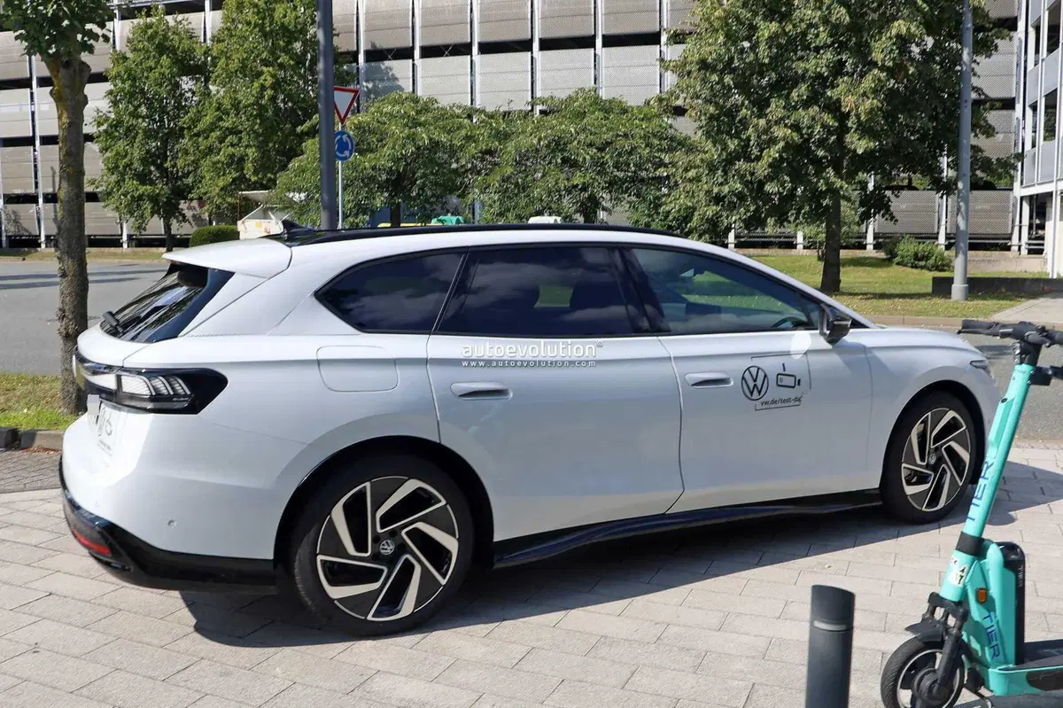 Volkswagen ID.7 Station Wagon, le foto spia finiscono quasi in rissa (19)