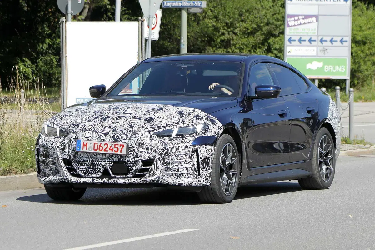 BMW i4, il nuovo facelift arriva nel 2024 [Foto Spia] (2)