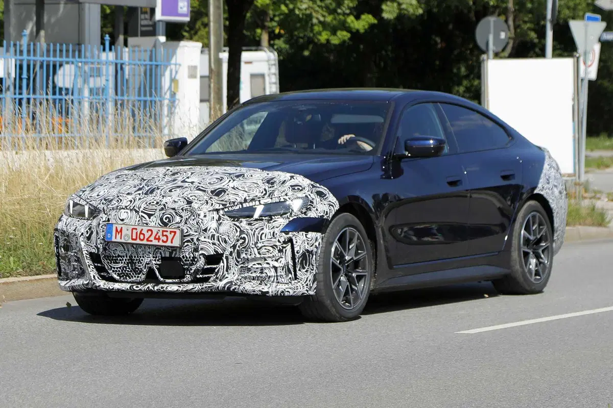 BMW i4, il nuovo facelift arriva nel 2024 [Foto Spia] (3)
