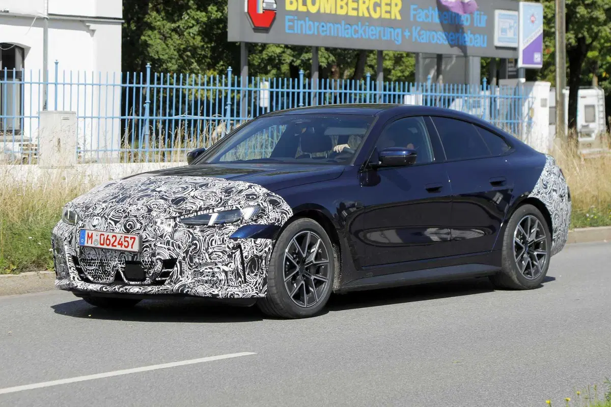 BMW i4, il nuovo facelift arriva nel 2024 [Foto Spia] (4)