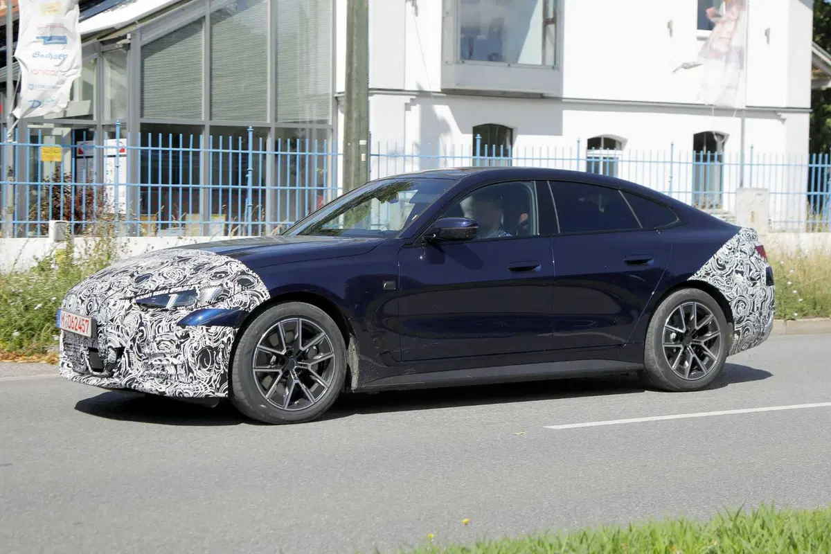 BMW i4, il nuovo facelift arriva nel 2024 [Foto Spia] (5)