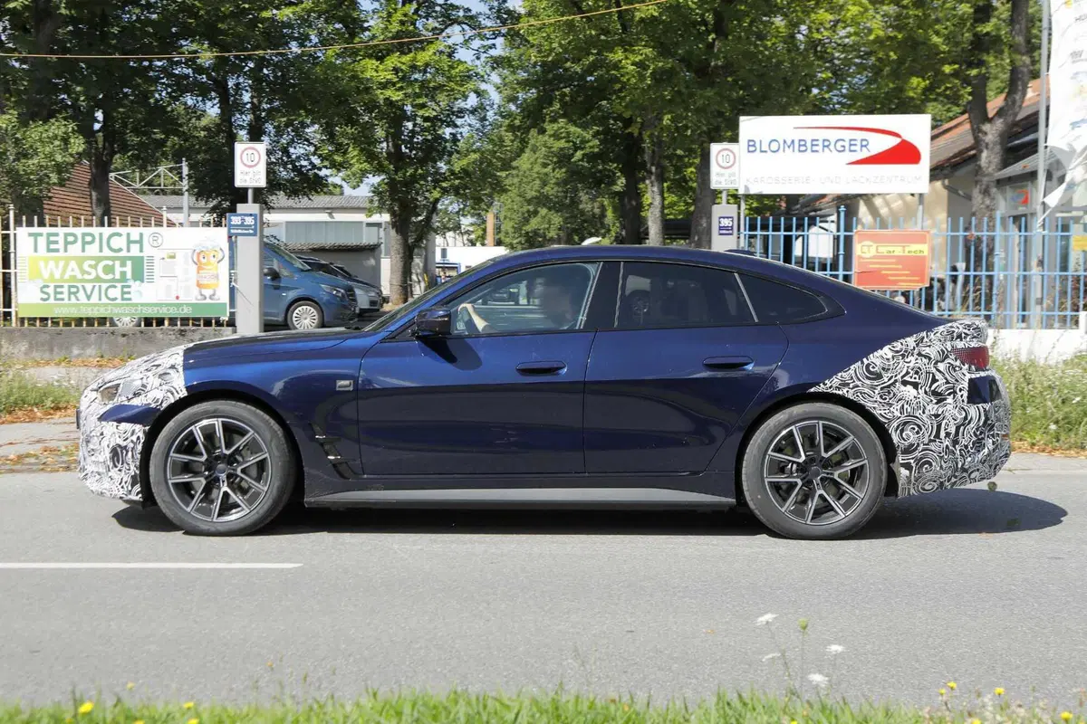 BMW i4, il nuovo facelift arriva nel 2024 [Foto Spia] (6)