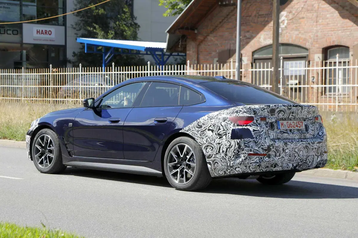 BMW i4, il nuovo facelift arriva nel 2024 [Foto Spia] (7)