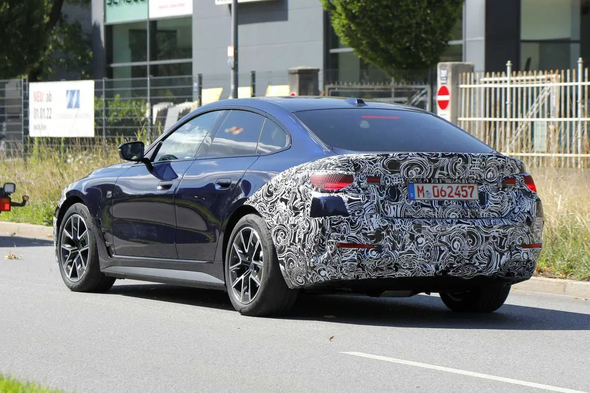 BMW i4, il nuovo facelift arriva nel 2024 [Foto Spia] (8)