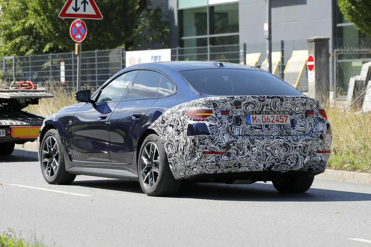 BMW i4, il nuovo facelift arriva nel 2024 [Foto Spia] (9)