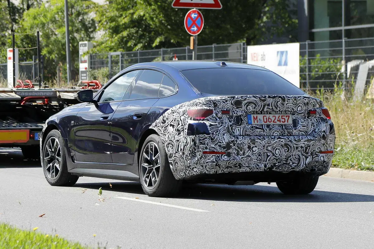 BMW i4, il nuovo facelift arriva nel 2024 [Foto Spia] (10)