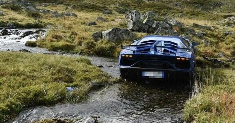 Lamborghini Aventador SVJ in off road in Svizzera, denunciato  un americano