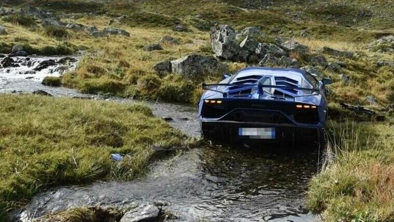 Lamborghini Aventador SVJ in off road in Svizzera, denunciato  un americano
