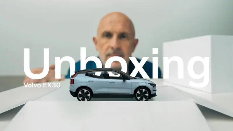 Volvo EX30 ecco il video di Jim Rowan "miniaturizzato" per il lancio della piccola suv svedese 