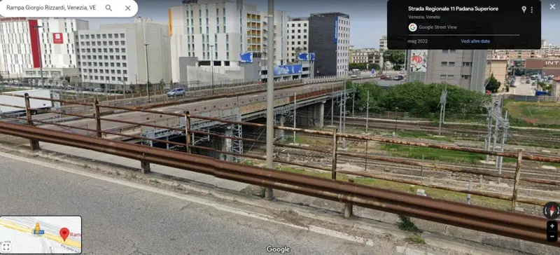La sezione del guard rail sul cavalcavia di Mestra da cui &egrave; precipitato l'autobus