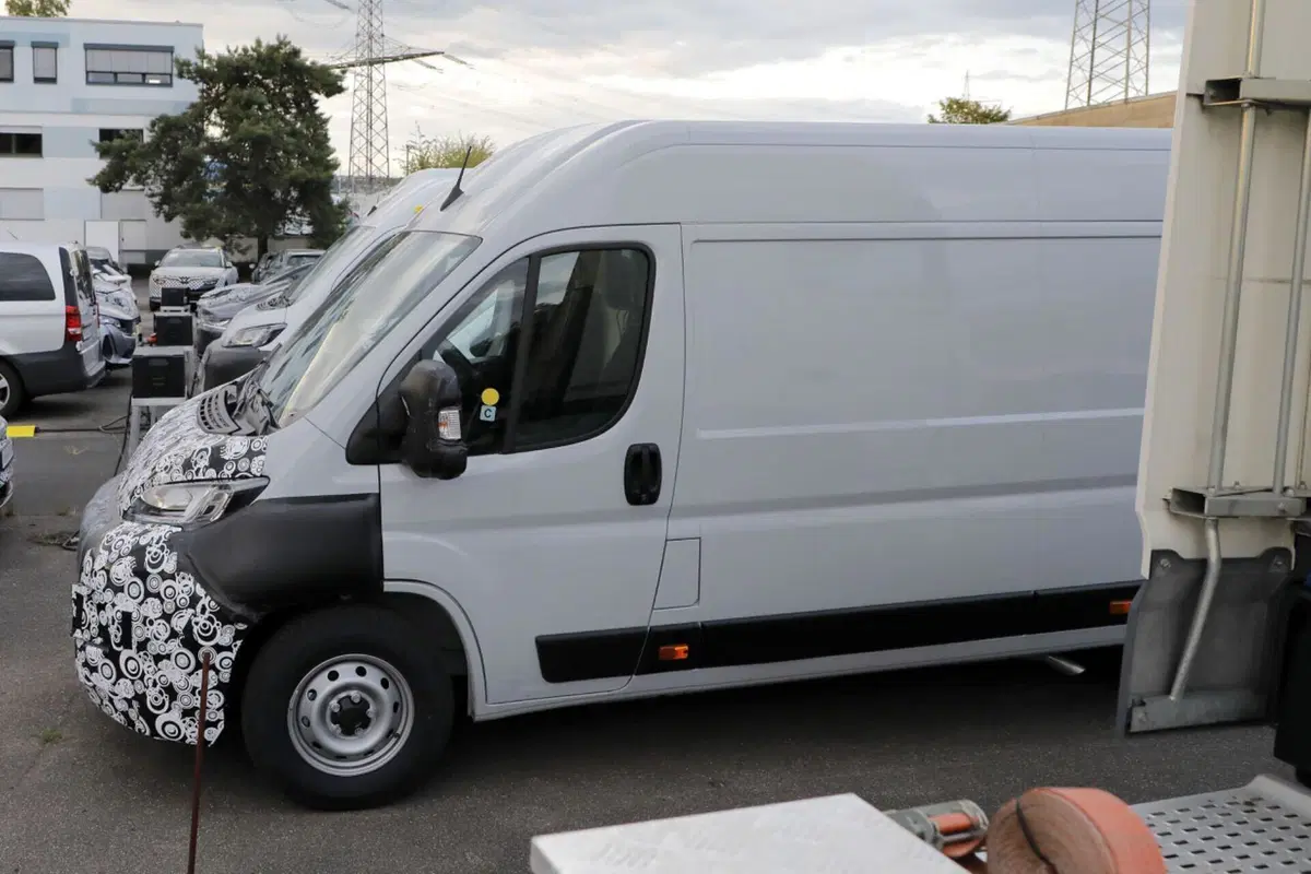 Fiat Ducato: arriva il facelift per il furgone [Foto Spia] (3)
