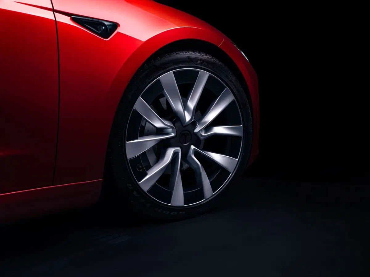 Nuova Tesla Model 3 2024 “Highland”: motorizzazioni, allestimenti e optional. Guida all’acquisto (7)