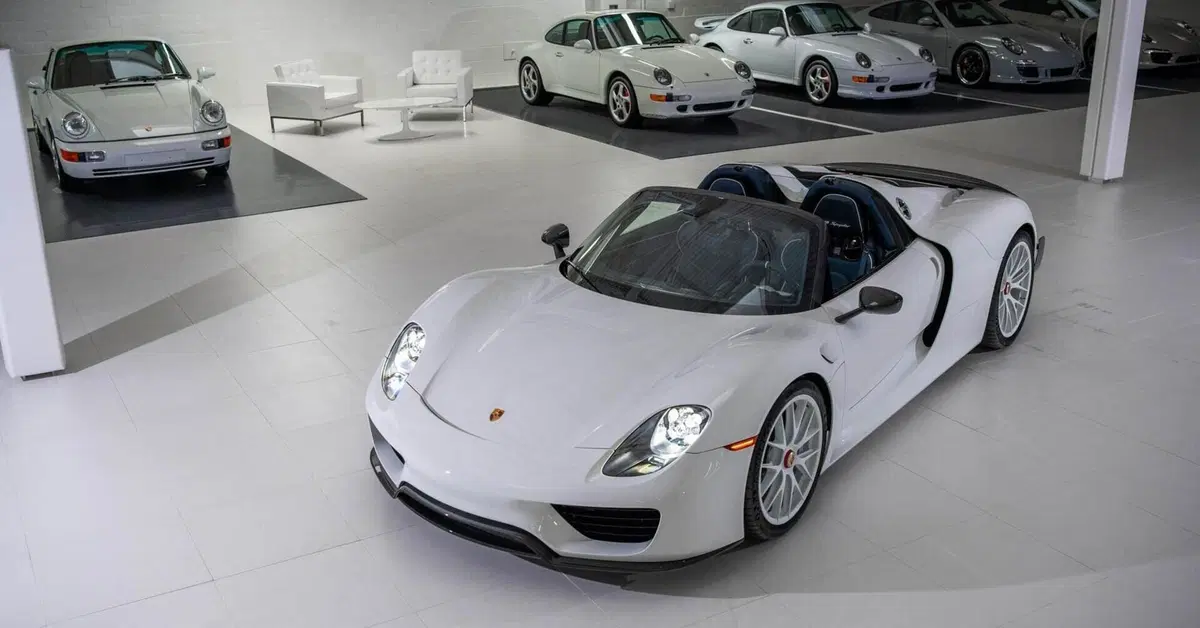 Porsche (quasi) tutte bianche: la collezione va all'asta da Sotheby's