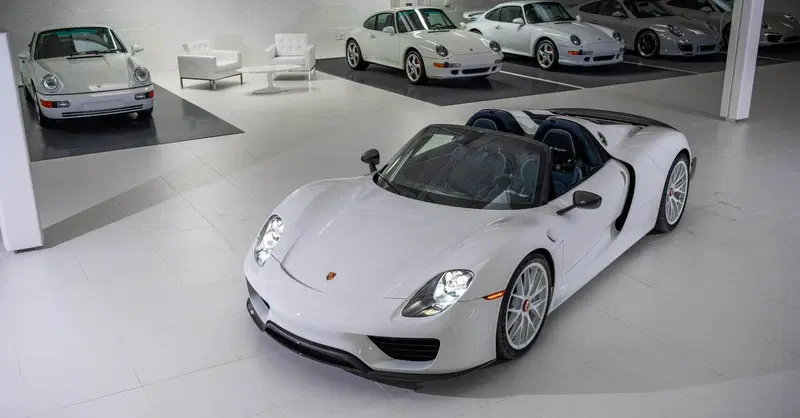 Porsche (quasi) tutte bianche: la collezione va all'asta da Sotheby's