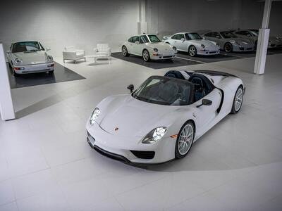 Porsche (quasi) tutte bianche: la collezione va all'asta da Sotheby's