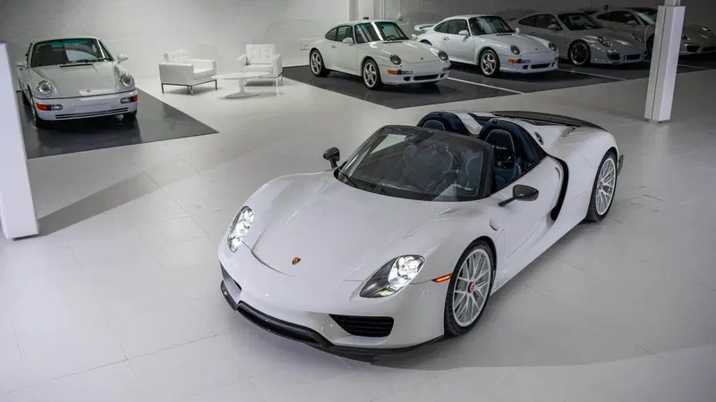 Porsche (quasi) tutte bianche: la collezione va all'asta da Sotheby's