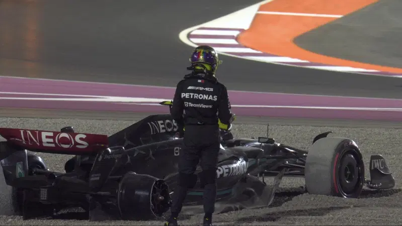 Formula 1. GP Qatar, crisi in casa Mercedes, Hamilton: "L'incidente &egrave; colpa mia"