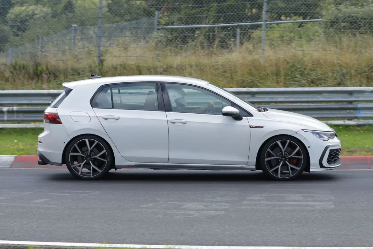 Volkswagen Golf GTI 2024, ecco il nuovo Facelift [Foto Spia] (6)