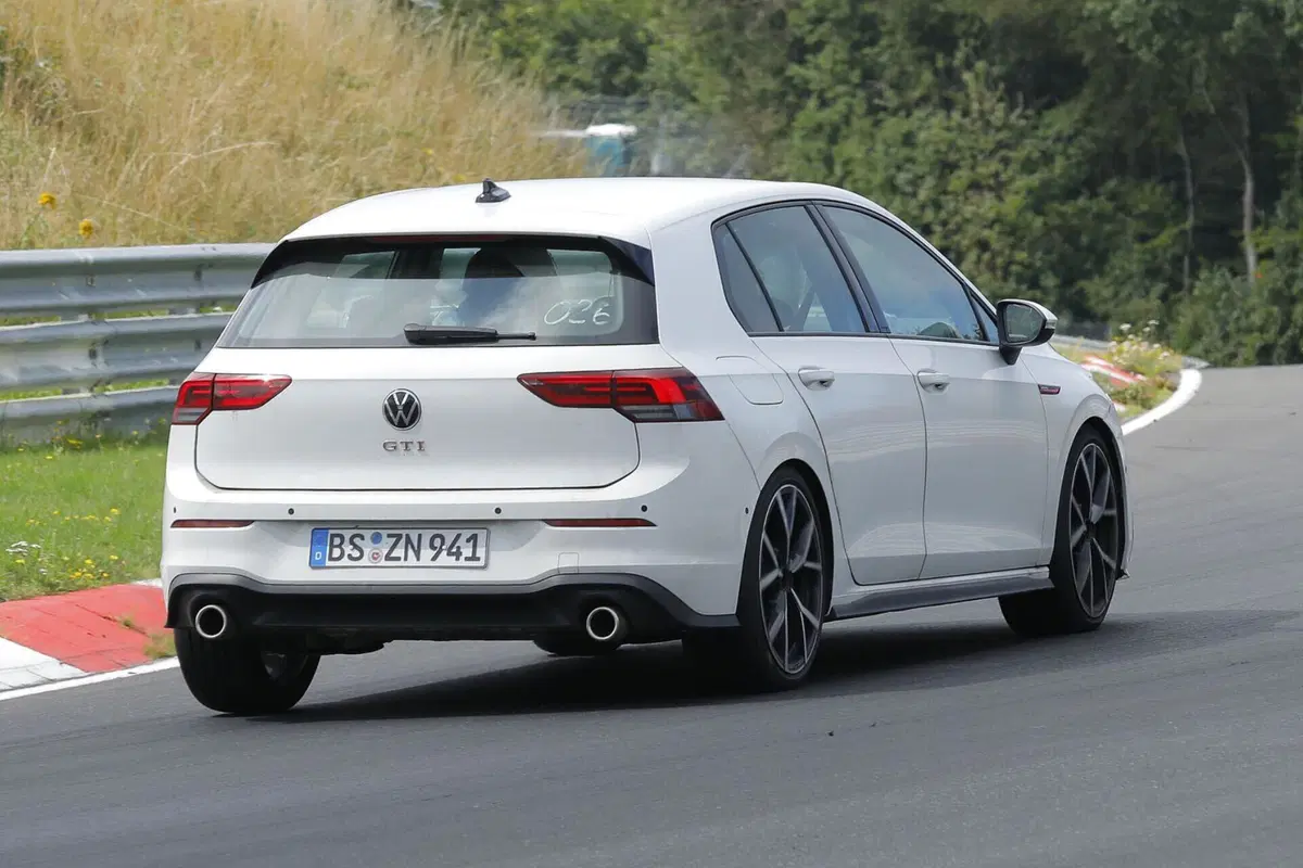 Volkswagen Golf GTI 2024, ecco il nuovo Facelift [Foto Spia] (3)