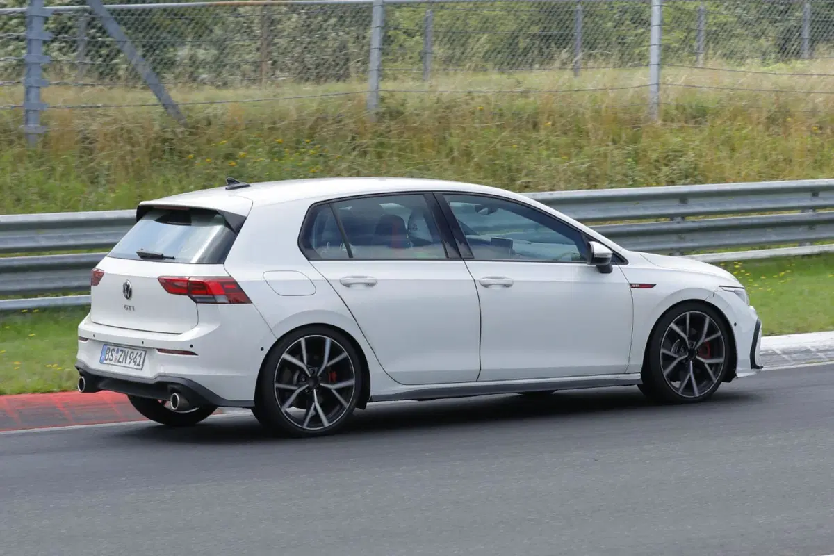Volkswagen Golf GTI 2024, ecco il nuovo Facelift [Foto Spia] (2)