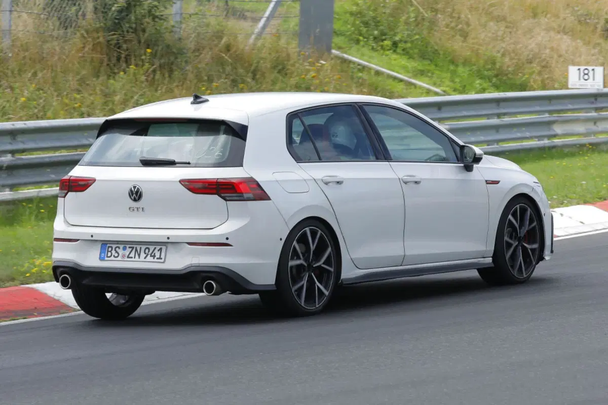 Volkswagen Golf GTI 2024, ecco il nuovo Facelift [Foto Spia] (9)