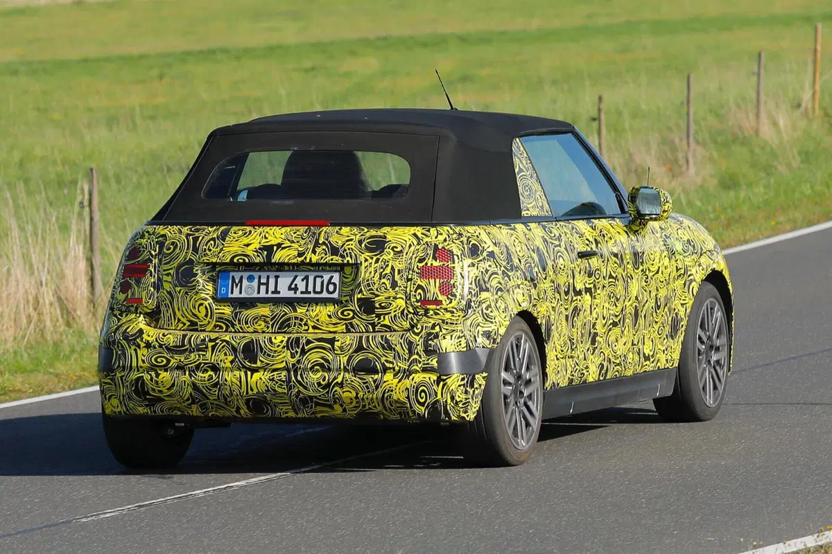 MINI Cooper: arriva il facelift per la variante termica [Foto Spia] (6)