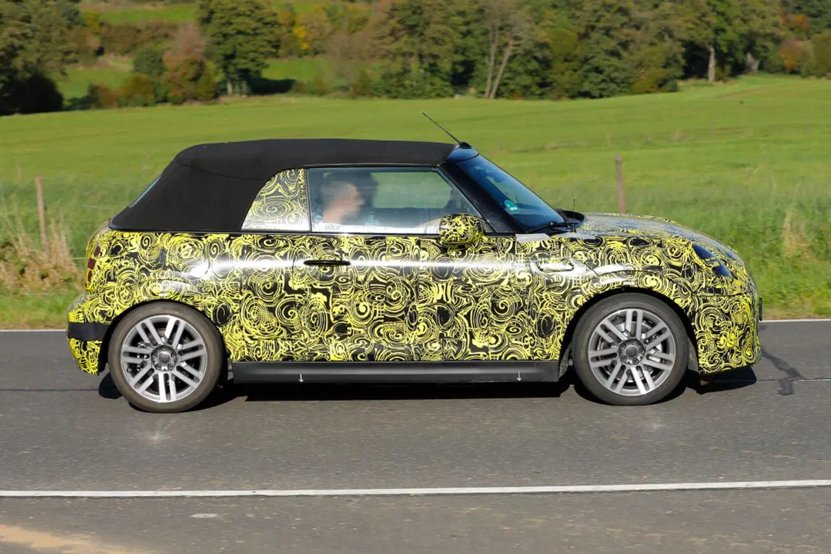 MINI Cooper: arriva il facelift per la variante termica [Foto Spia] (2)