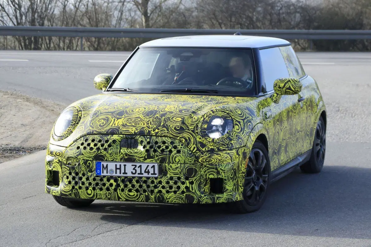 MINI Cooper: arriva il facelift per la variante termica [Foto Spia] (4)