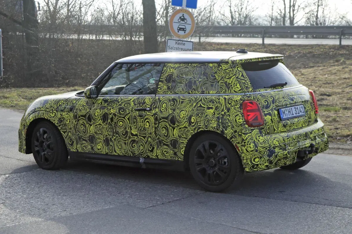 MINI Cooper: arriva il facelift per la variante termica [Foto Spia] (3)