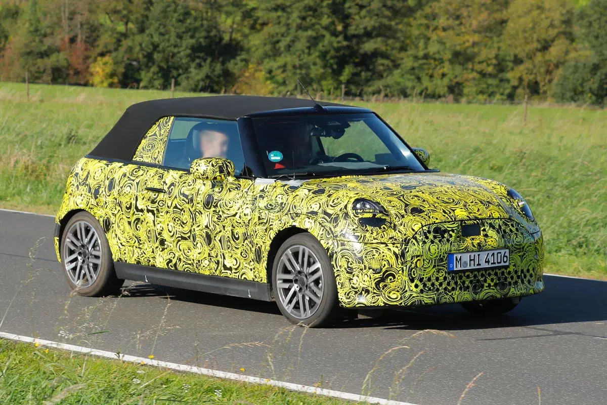 MINI Cooper: arriva il facelift per la variante termica [Foto Spia] (7)