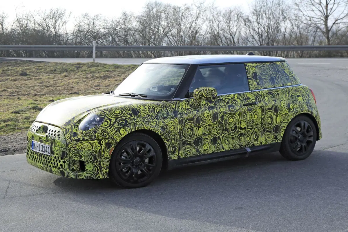 MINI Cooper: arriva il facelift per la variante termica [Foto Spia] (8)