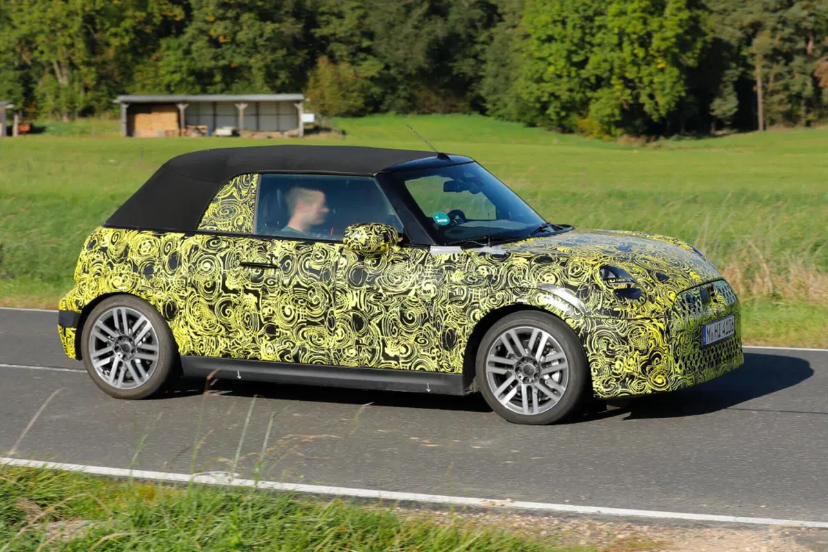 MINI Cooper: arriva il facelift per la variante termica [Foto Spia] (10)