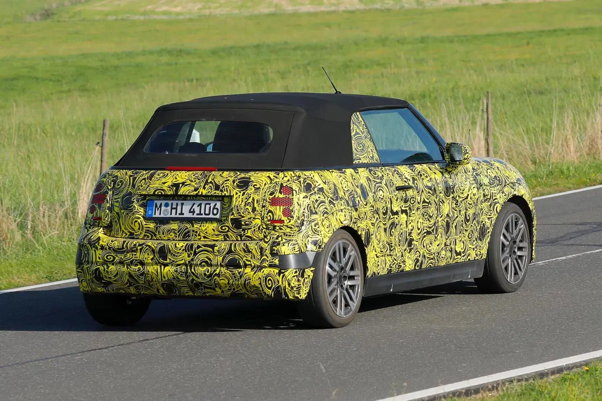 MINI Cooper: arriva il facelift per la variante termica [Foto Spia] (13)