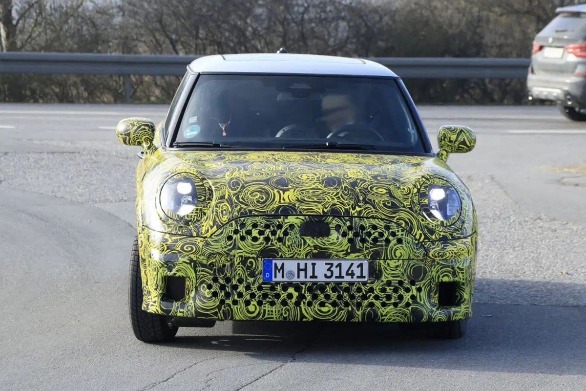 MINI Cooper: arriva il facelift per la variante termica [Foto Spia] (12)