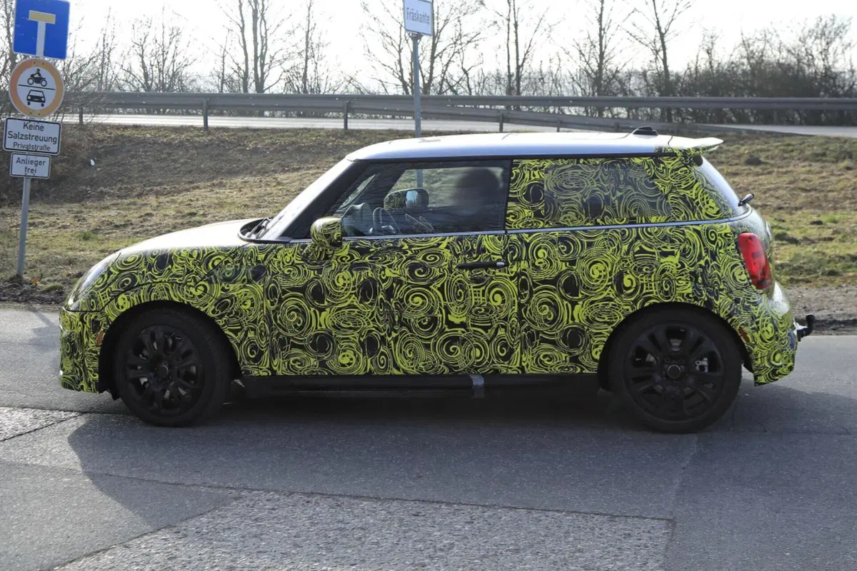 MINI Cooper: arriva il facelift per la variante termica [Foto Spia] (15)
