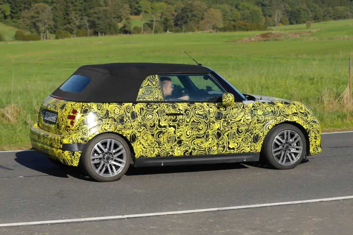 MINI Cooper: arriva il facelift per la variante termica [Foto Spia] (11)