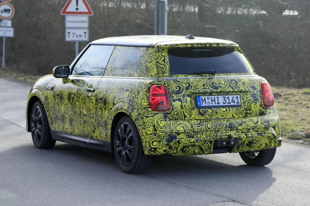 MINI Cooper: arriva il facelift per la variante termica [Foto Spia] (16)